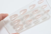 使ったら驚き…！「つけてるだけで印象チェンジ♡」凄い秘密が隠された100均ネイル