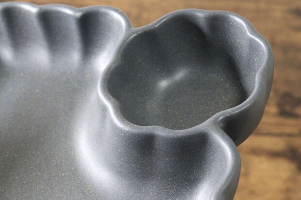 ダイソー 深皿仕切り皿 ダイソーの深皿仕切り皿の仕切り部分