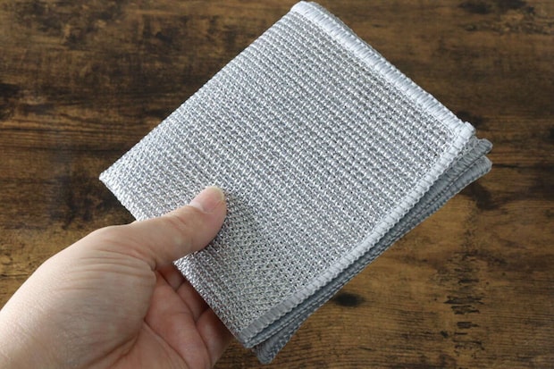 ダイソー ダブルメッシュクロス 食器洗い用 ダイソーのダブルメッシュクロス 食器洗い用は四つ折りでも使いやすい