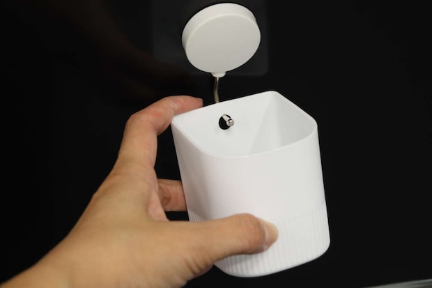 ダイソーの壁掛けプチポットをフックに引っかける