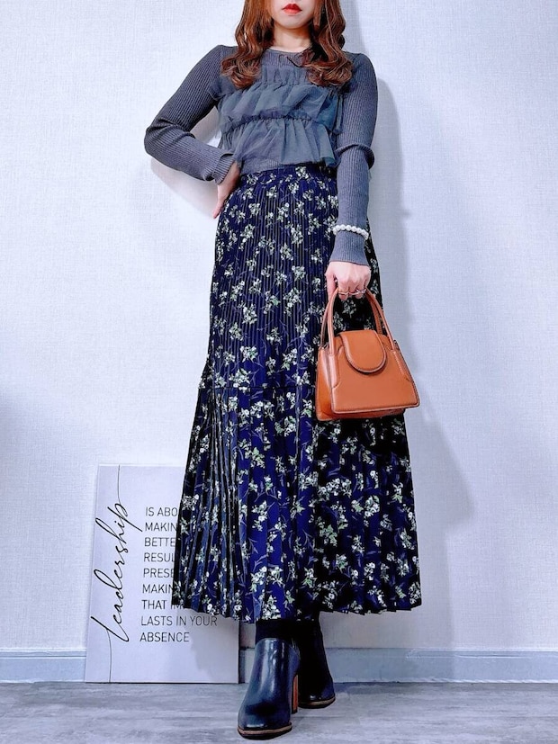 cocaチュールドッキングリブニットと花柄スカートコーデ