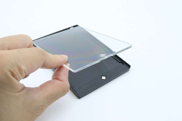 ダイソーのマグネットカードローダー（黒）　マグネット開閉