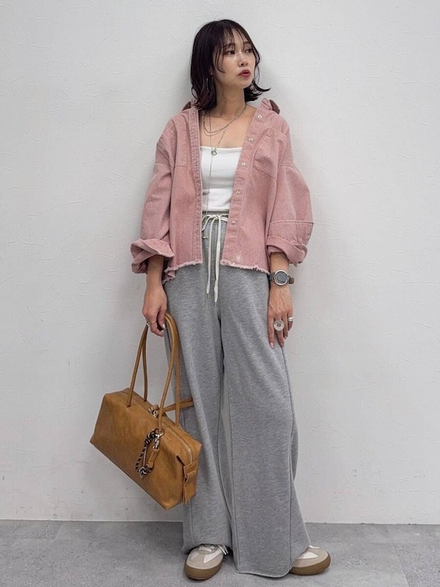 2026春大人女性おすすめグレースウェットパンツピンクシャツコーデ