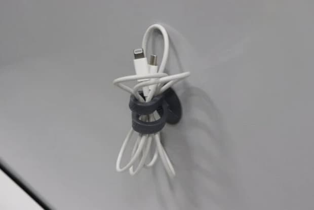 ダイソー くっつけられる形状記憶コードバンド 吸盤タイプ 1本入り コードバンド 使用例 ダイソー くっつけられる形状記憶コードバンド 吸盤タイプ 1本入り コードバンド 使用例