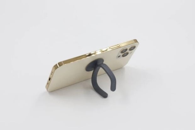 ダイソー くっつけられる形状記憶コードバンド 吸盤タイプ 1本入り スマホスタンド 使用例 ダイソー くっつけられる形状記憶コードバンド 吸盤タイプ 1本入り スマホスタンド 使用例