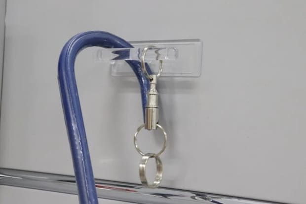 ダイソー HAGASEL HOOK STRAIGHT クリア粘着テープ 使用例 横向き ダイソー HAGASEL HOOK STRAIGHT クリア粘着テープ 使用例 横向き