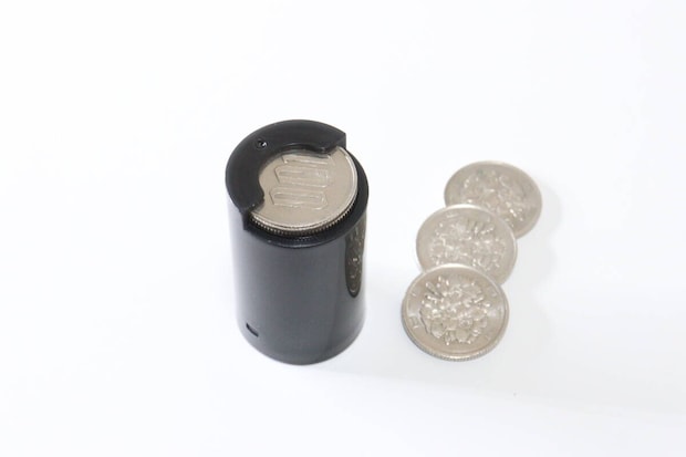 ダイソーのコインシリンダーは100円玉が15枚1500円分収納できる