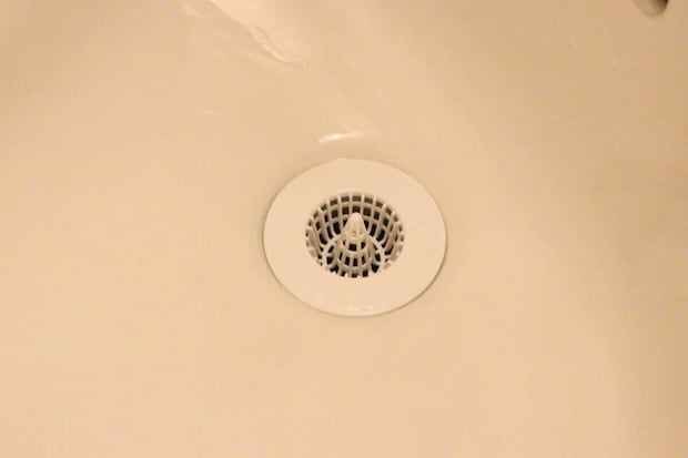 ダイソー　水切れが良い洗面台のごみガード　使用例