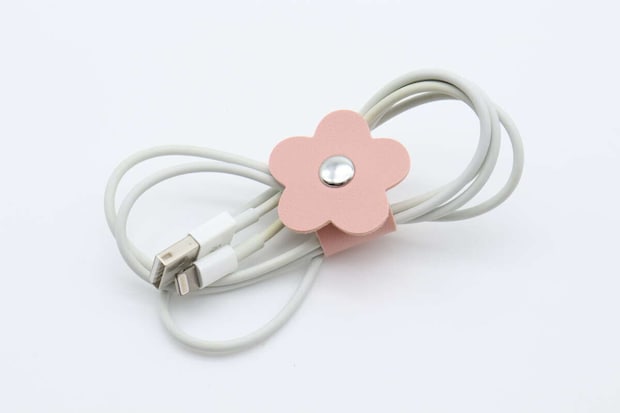 ダイソーフラワーフェイクレザーケーブルクリップすっきりまとまる