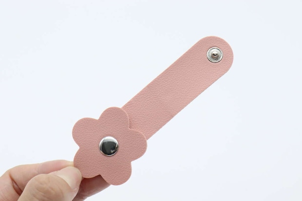 ダイソーフラワーフェイクレザーケーブルクリップピンク