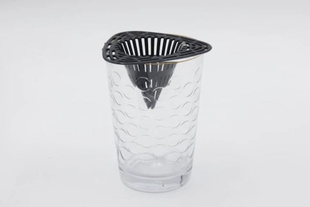 ダイソー　鉢底ネット（7.1cm×7.5cm×4.5cm、6個組）　使用例　水耕栽培