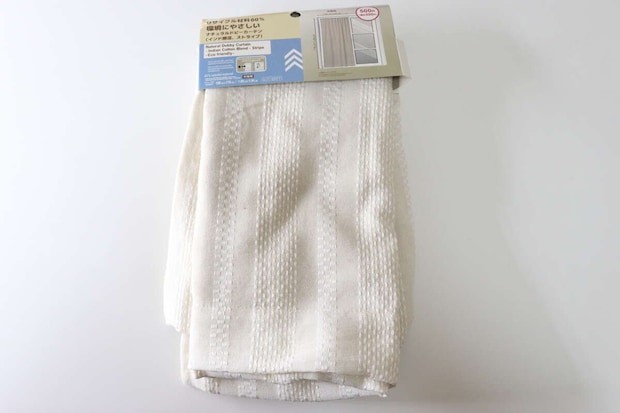 ダイソーのナチュラルドビーカーテン（インド綿混、ストライプ）のパッケージ