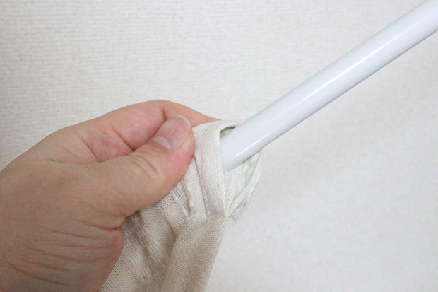 ダイソーンのナチュラルドビーカーテン（インド綿混、ストライプ）を突っ張り棒に通す