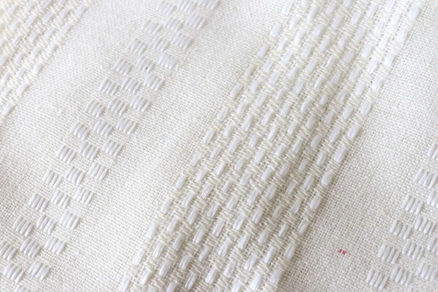 ダイソーのナチュラルドビーカーテン（インド綿混、ストライプ）のデザイン