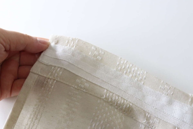 ダイソーのナチュラルドビーカーテン（インド綿混、ストライプ）の裏面