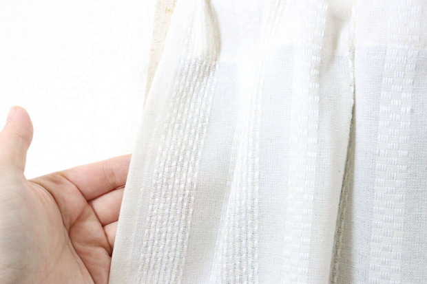 ダイソーのナチュラルドビーカーテン（インド綿混、ストライプ）の質感