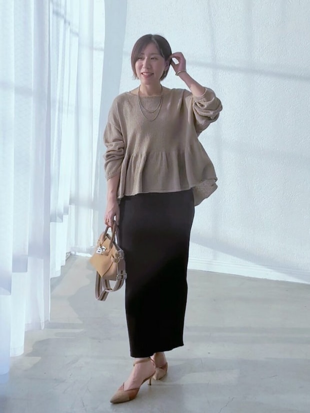 ペプラムニットコーデ 2026春大人女性黒Iラインスカートペプラムニットコーデ