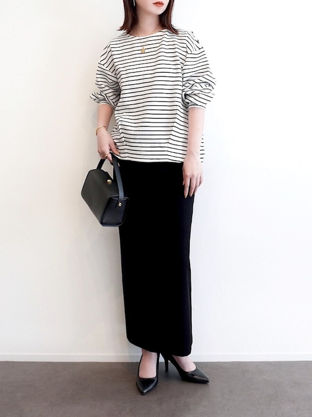 2026春大人女性黒Iラインスカートボーダーコーデ