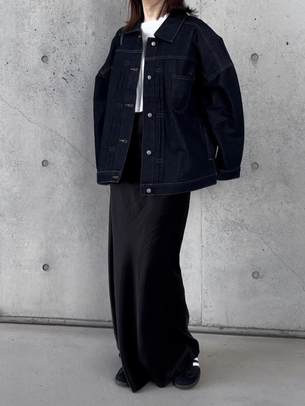 オーバーサイズデニムジャケットコーデ 2026春大人女性黒Iラインスカートオーバーサイズデニムジャケットコーデ