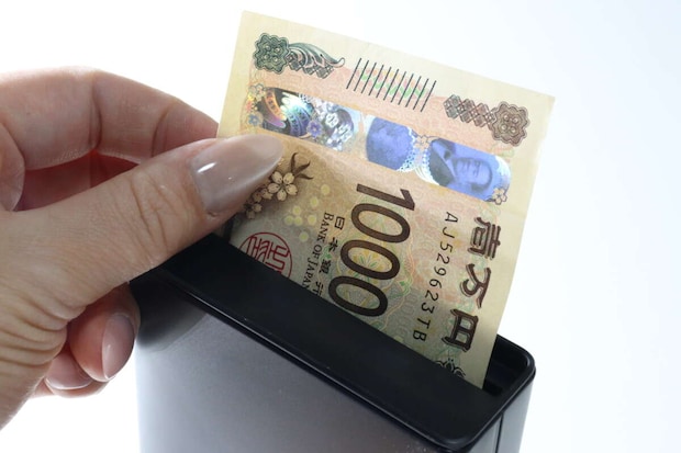 お札用貯金箱 蓋が開くタイプ　使用例