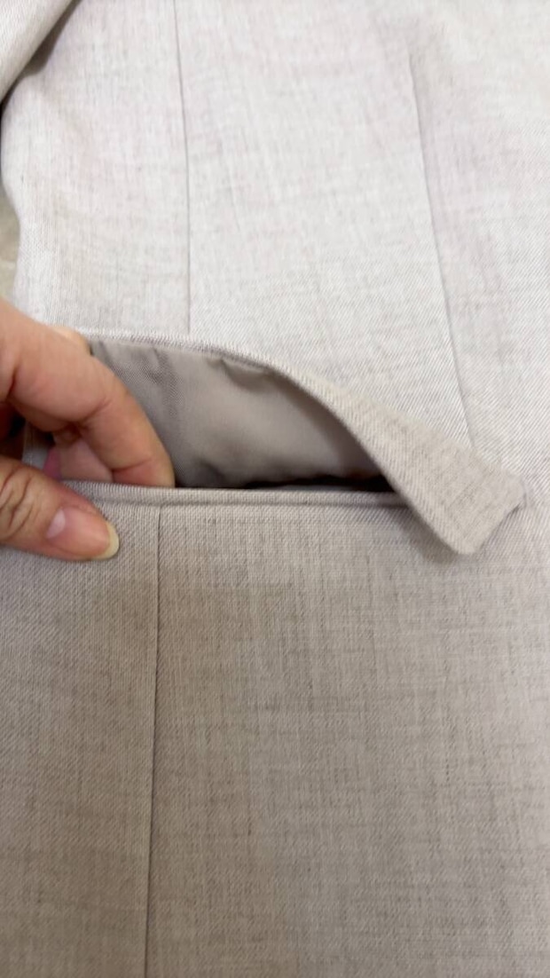 GUダブルブレストジャケットのポケット部分