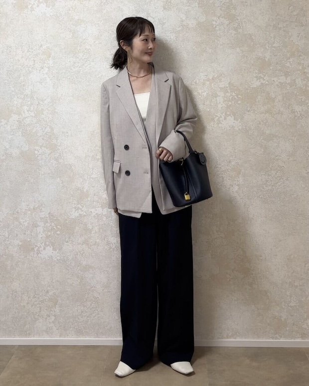 GUダブルブレストジャケット×ジレと黒タックワイドパンツコーデ