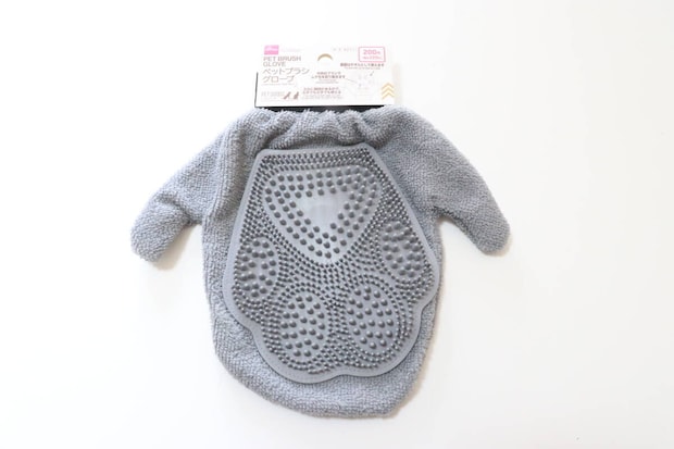 ダイソーのペットブラシグローブのパッケージ