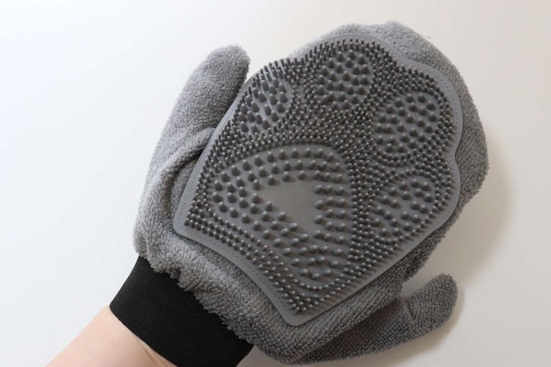 ダイソーのかわいいペットブラシグローブ