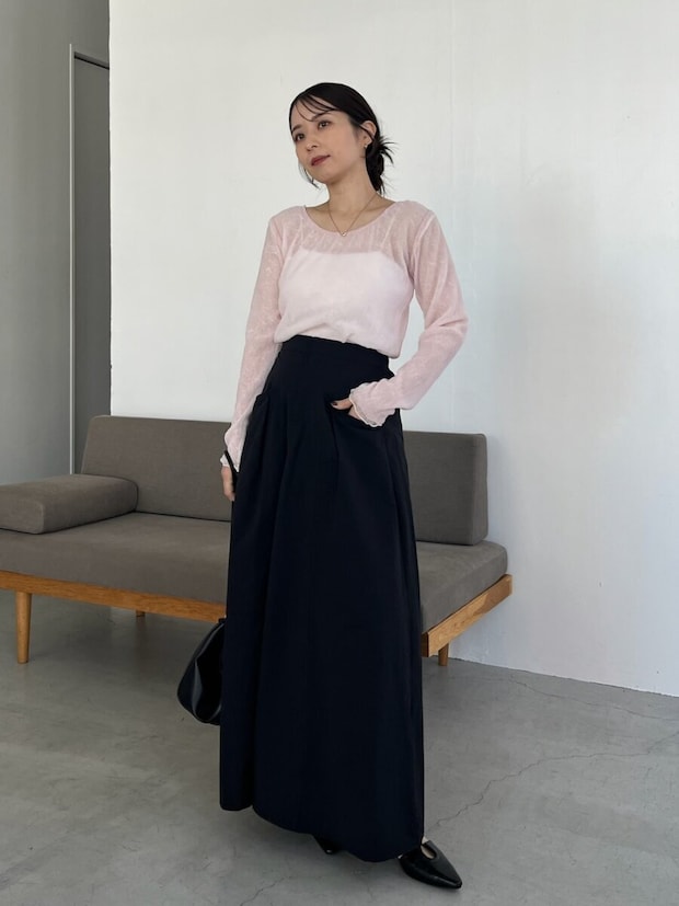2026春大人女性おすすめピンク黒スカートコーデ