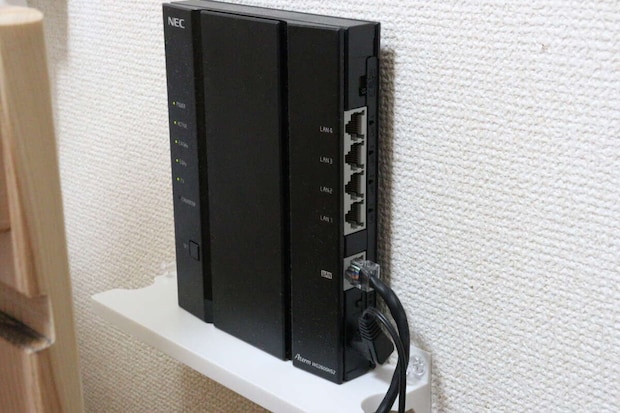 セリアのルーターラックは壁面に浮かせる収納ができる
