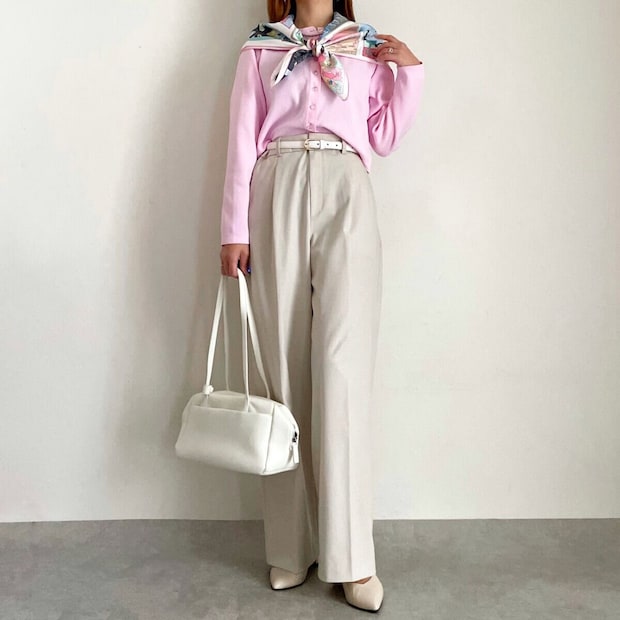 ユニクロタックワイドパンツ　ピンクトップスコーデ