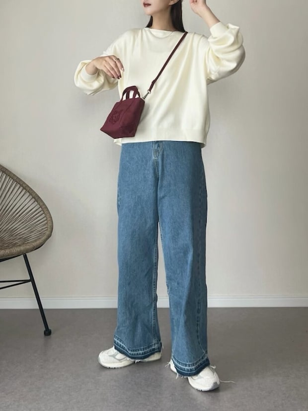 白ニットコーデ 2026春大人女性おすすめワイドデニム白ニットコーデ