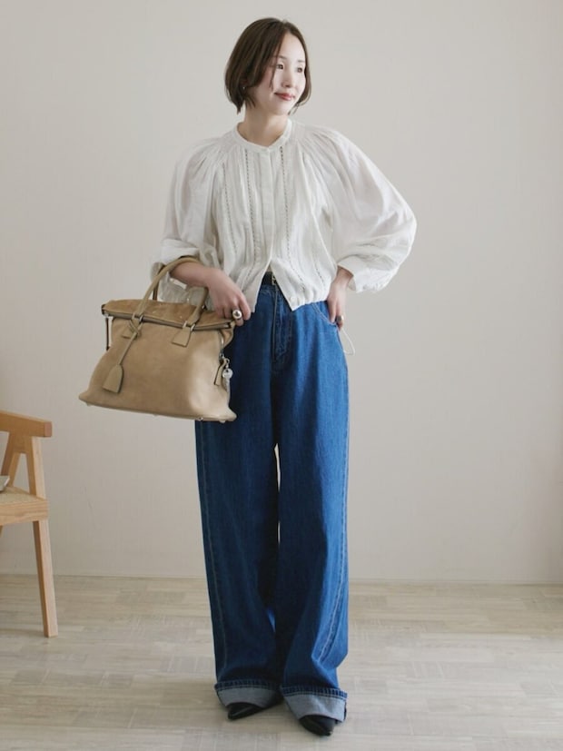 白ブラウスコーデ 2026春大人女性おすすめワイドデニム白ブラウスコーデ
