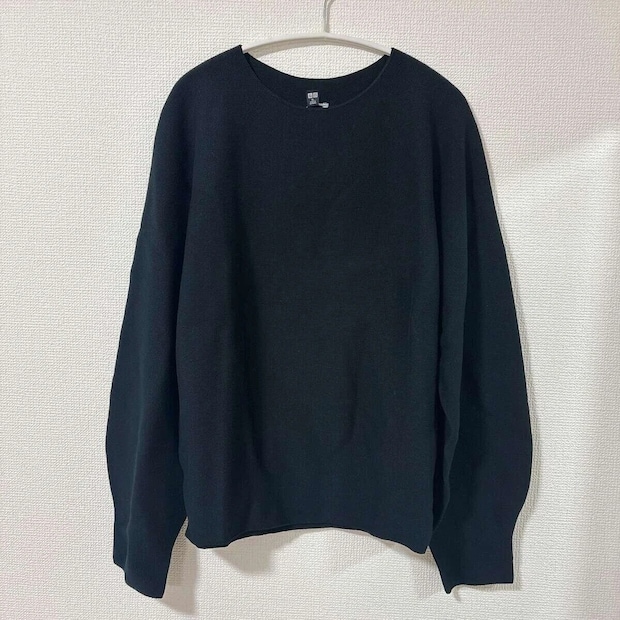 ユニクロ値下げ黒3Dコットンクルーネックボリュームスリーブセーター