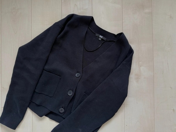 ユニクロ値下げ黒スムースコットンVネックショートカーディガン