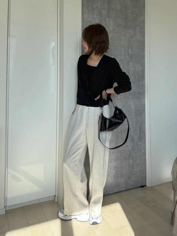 ユニクロ値下げ黒スムースコットンVネックショートカーディガンお手本コーデ