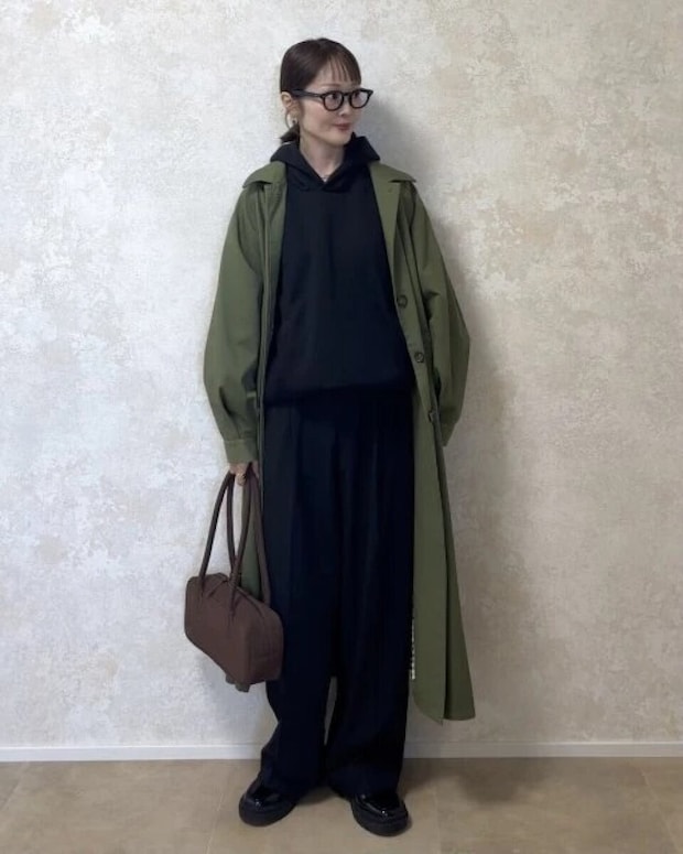 ユニクロ黒スウェットオーバーサイズプルパーカお手本コーデ