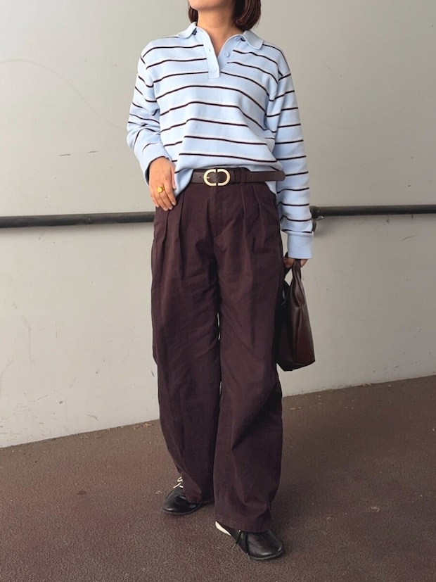 2026春大人女性おすすめブルーニットブラウンチノパンツコーデ