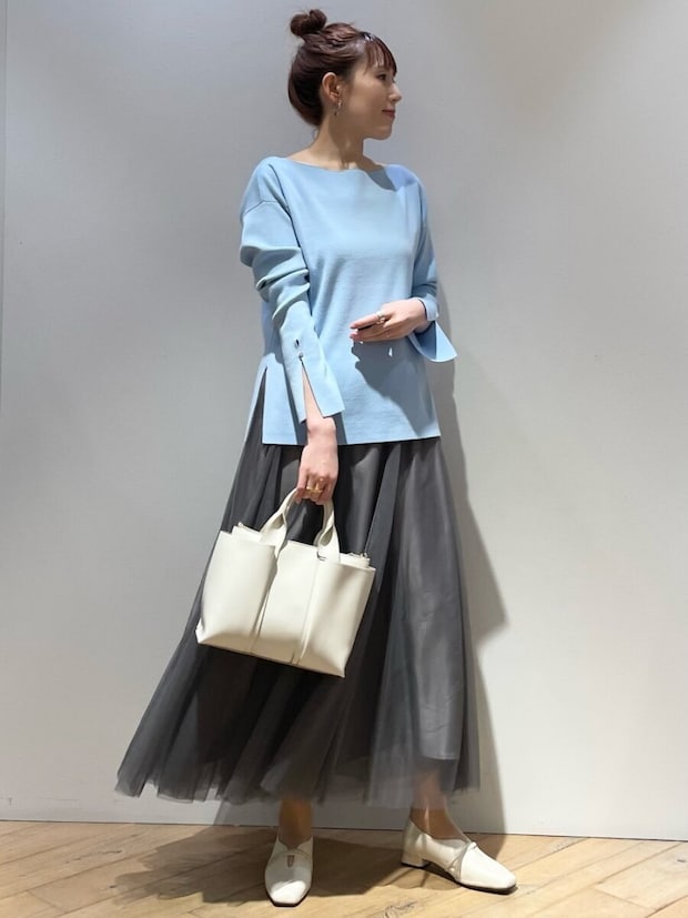 2026春大人女性おすすめブルーニットグレーチュールスカートコーデ
