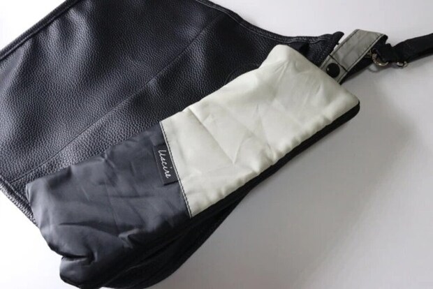 ダイソー　折り畳み傘カバー（ＢＫ）　使用例　バッグ