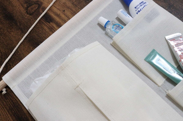 ダイソーのウォールポケット（ウッド、ティッシュケース付）にチューブを収納する