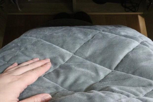 ダイソー　USB式ひざ掛け（LGY）　使用例