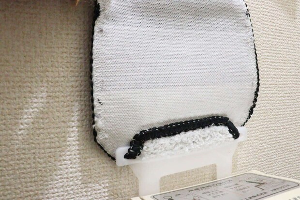 ダイソー トイレペーパーホルダーカバー ダイソーのトイレペーパーホルダーカバーを取り付ける