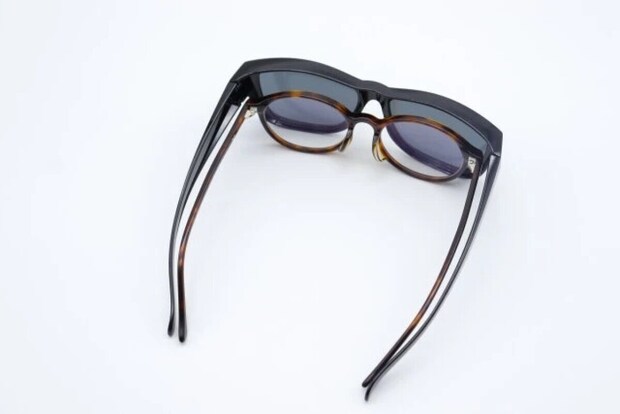 ダイソー　オーバーサングラスA　使用例