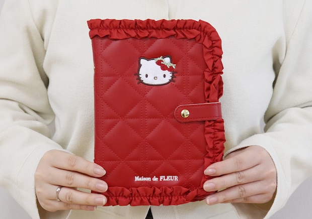 宝島社ムック付録のMaison de FLEUR×HELLO KITTY いちごマルチケースBOOK RED2