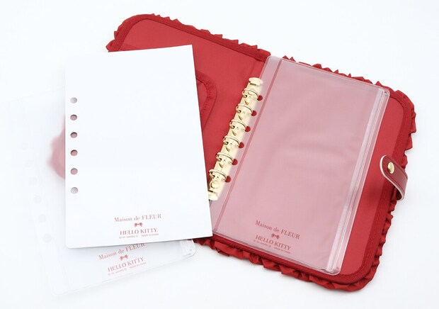 宝島社ムック付録のMaison de FLEUR×HELLO KITTY いちごマルチケースBOOK RED3