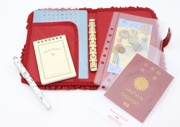 宝島社ムック付録のMaison de FLEUR×HELLO KITTY いちごマルチケースBOOK RED4