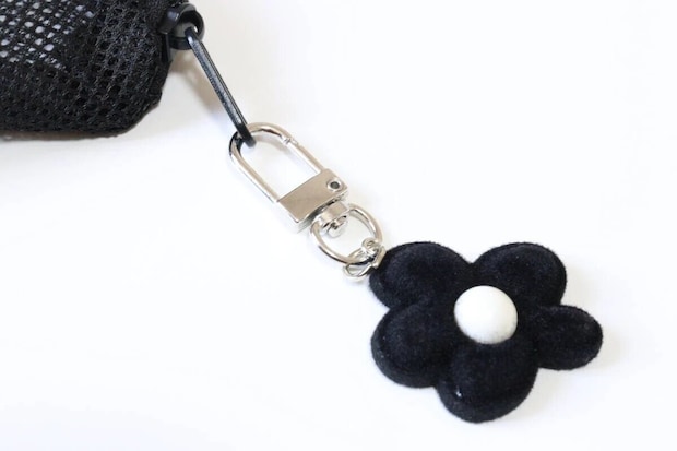 ダイソー 花キーホルダー(ホワイト、ブラック、ブラウン) 使用例 ダイソー 花キーホルダー(ホワイト、ブラック、ブラウン) 使用例