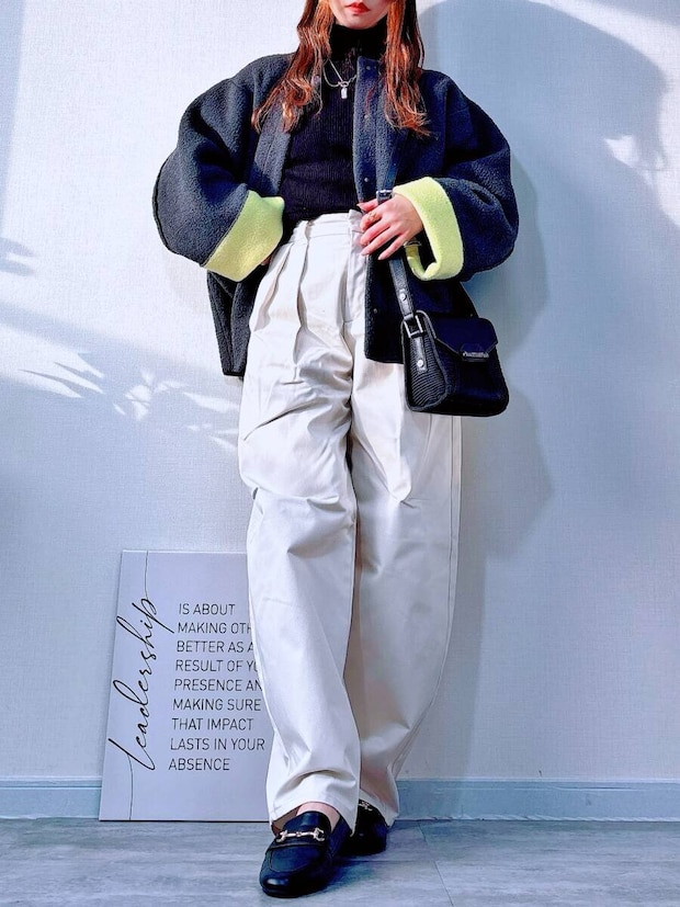 GUチノタックバレルパンツ GUチノタックバレルパンツ NATURAL 黒ローファーのカジュアルコーデ