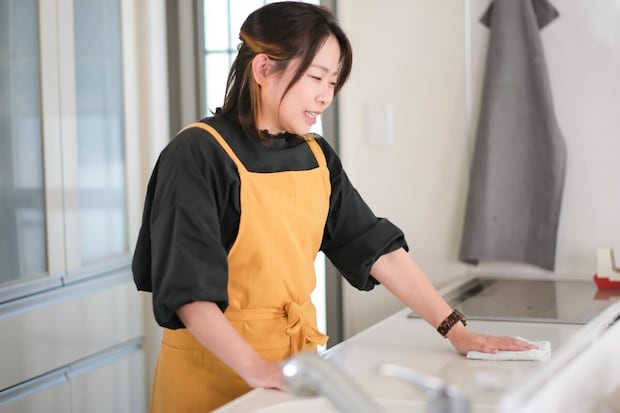 片付いた部屋でリラックスするママのイメージ